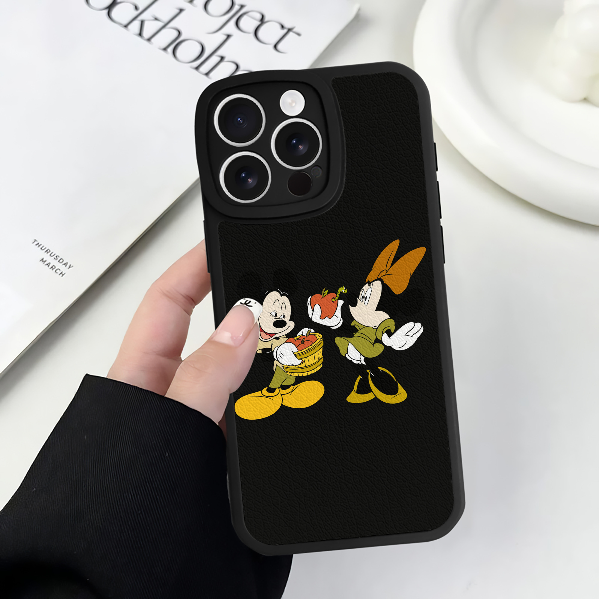（画像用） ミッキーマウス Mickey Mouse 【iPhone 16シリーズ対応】シリコンスマホケース（レザー調） 材質：シリコン